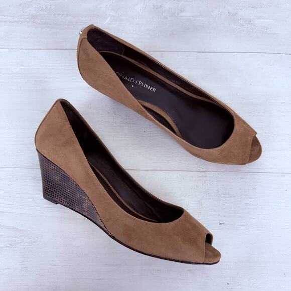 DONALD PLINER Milli Brown Suede Wedges Size 7 Peep Toe Snake Print Heels Preppy - Picture 11 of 14
